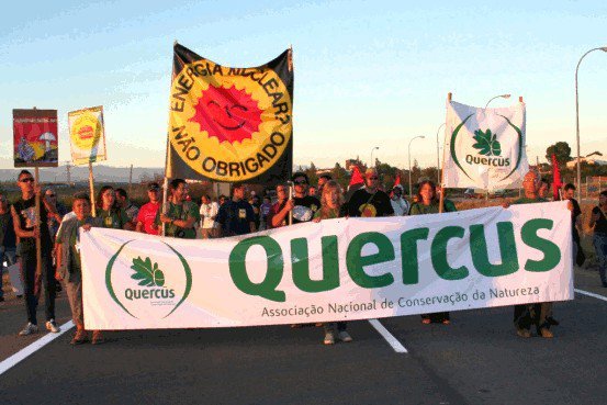 2009, Setembro - Vários núcleos regionais da Quercus participam em Navalmoral de La Mata na manifestação pelo encerramento da central nuclear de Almaraz junto ao Rio Tejo em Espanha. © QUERCUS